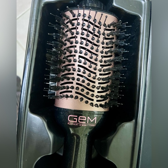 GEM Hot Air Brush
Dry Style Volumize  
NEW IN BOX - Picture 4 of 14